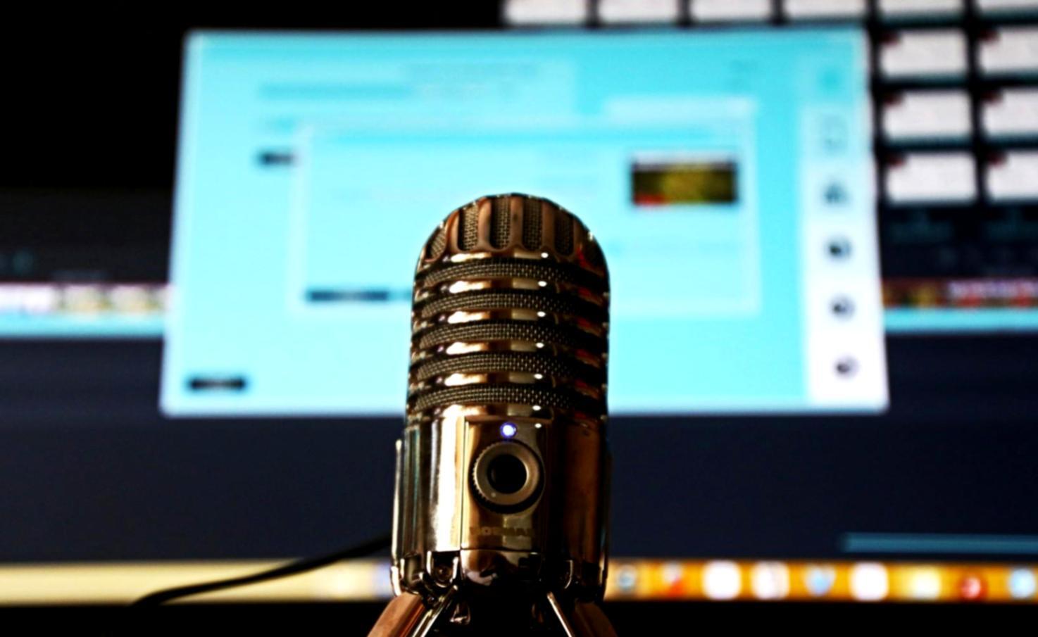 Studente che lavora su software di editing audio professionale